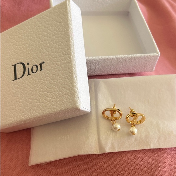Authentic Petit CD Earrings Gold-Finish Metal and White Pearls box included - Picture 2 of 7